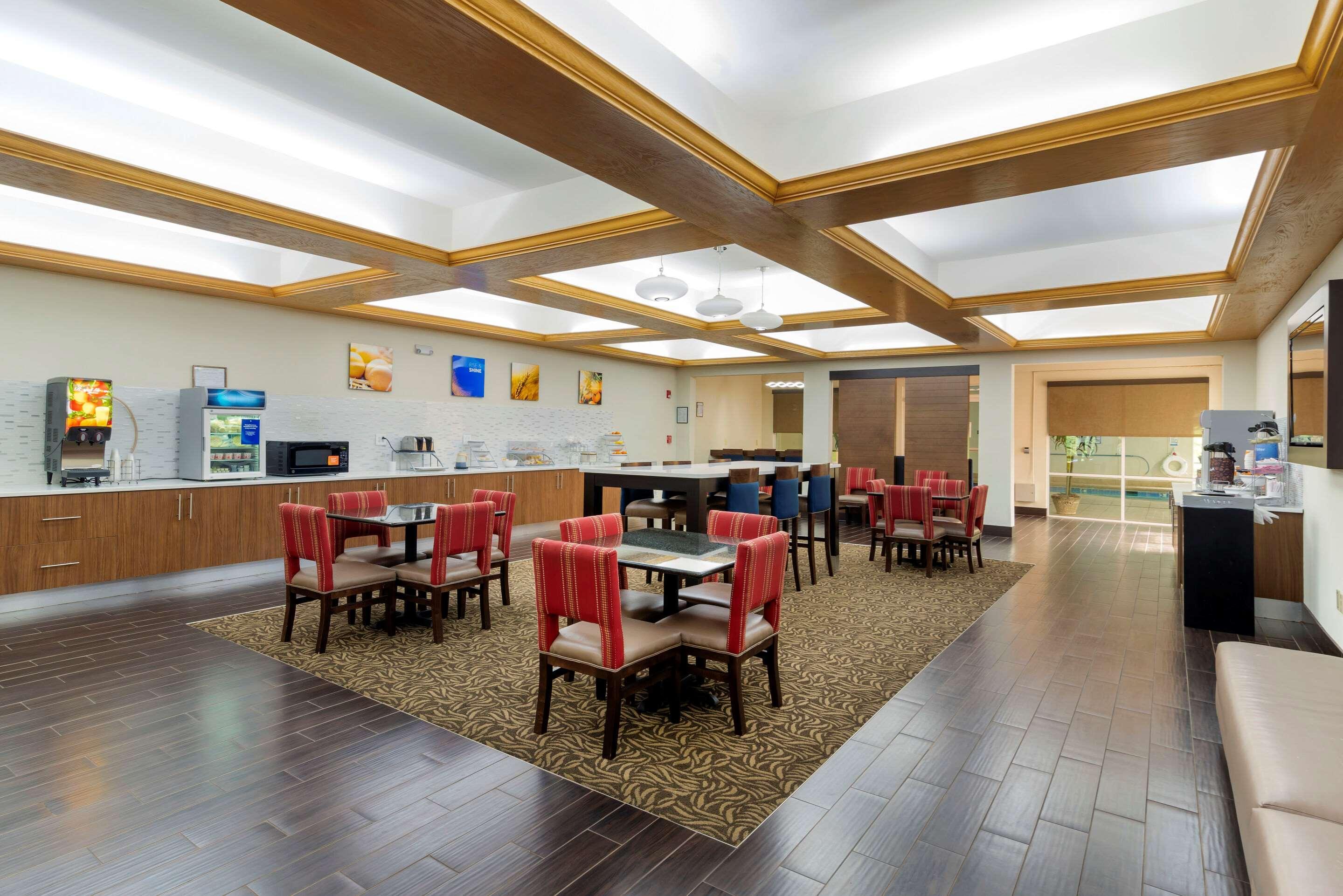 Comfort Suites Milledgeville Exterior photo